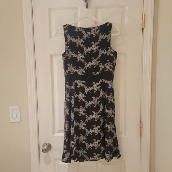 Ann Taylor Silk Dress Size 2P Black White Floral Sleeveless Ribbon Flowy Classy - Picture 2 of 4